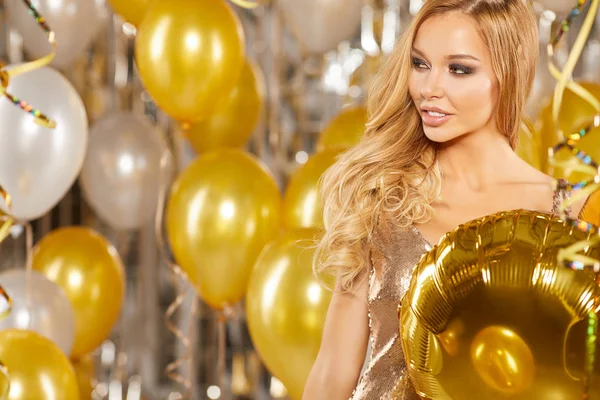 Portret Van Blonde Jonge Vrouw Tussen Gouden Ballonnen Linten Met — Stockfoto