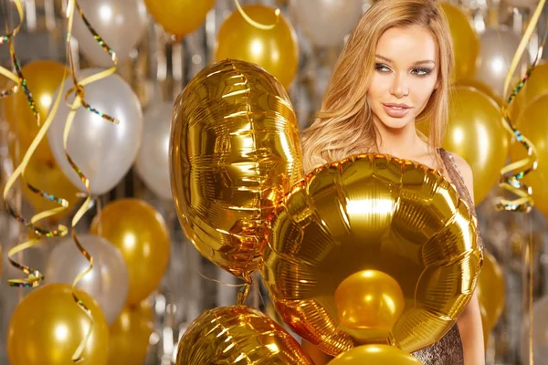 Portret Van Blonde Jonge Vrouw Tussen Gouden Ballonnen Linten Met — Stockfoto