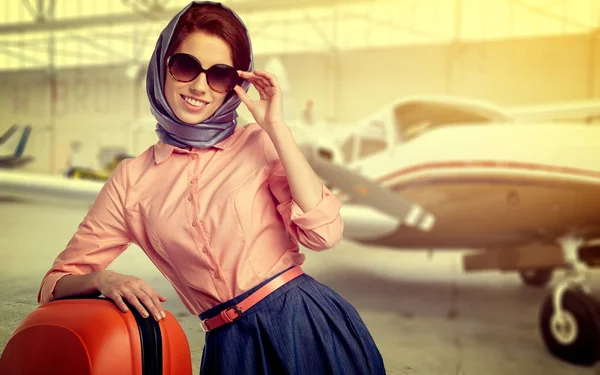 Junge Passagierin am Flughafen (flach dof; f) — Stockfoto