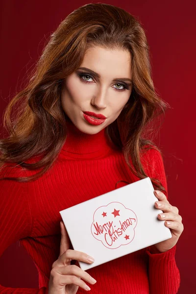 Жінка Різдвяною Коробкою Подарунок Позує Червоному Тлі — стокове фото