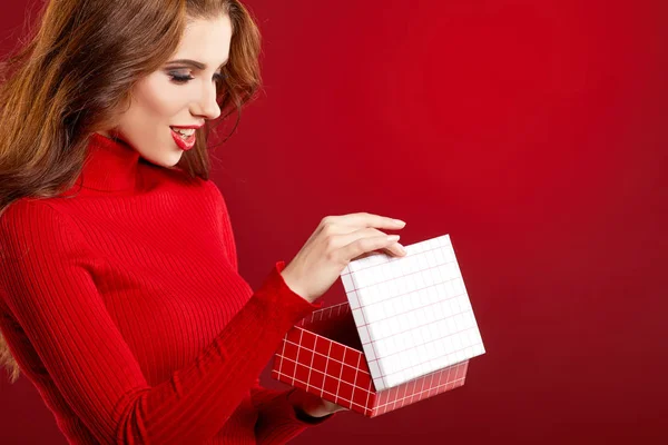 Woman Christmas Box Gift Posing Red Background — Stock Photo, Image