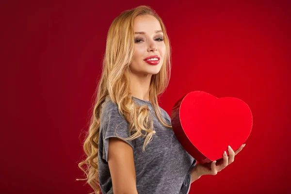 Güzel Kız Kırmızı Holding Hart Kutusu Happy Valentine — Stok fotoğraf