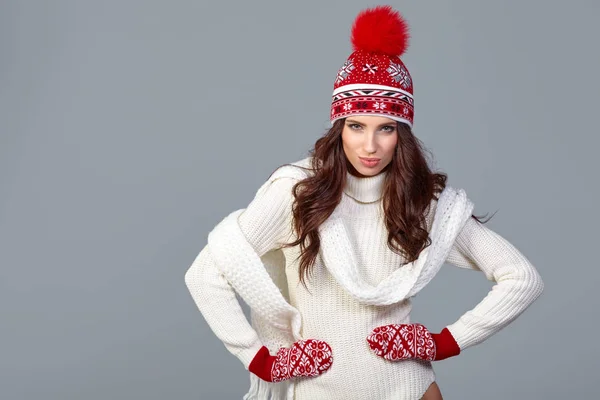 Kış Modası Eşarp Yün Şapka Giyen Şık Kış Işgal Kadın — Stok fotoğraf