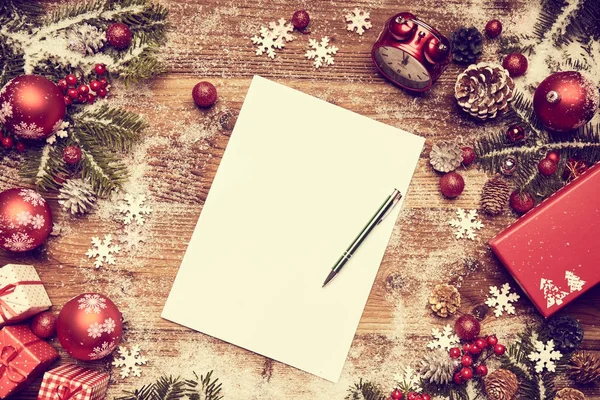Uma carta ao Papai Noel, presentes de Natal — Fotografia de Stock