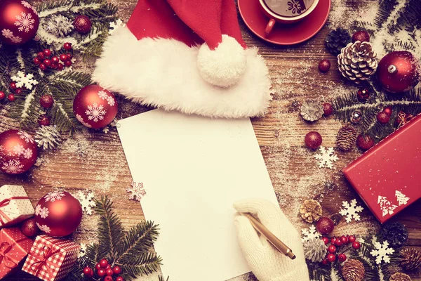 Uma carta ao Papai Noel, presentes de Natal — Fotografia de Stock