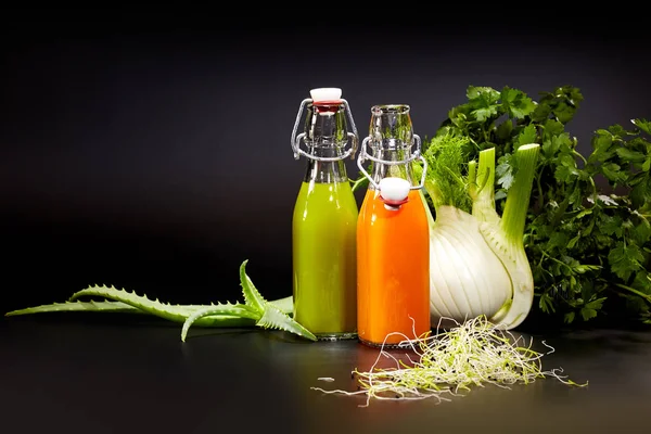 Färska Ekologiska Grönsaker Och Fruktjuicer Isolerade Svart Detox Diet — Stockfoto