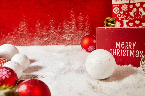 Weihnachten Hintergrund Mit Kugeln Schnee Und Kopierraum — Stockfoto