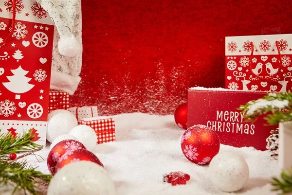 Weihnachten Hintergrund Mit Kugeln Schnee Und Kopierraum — Stockfoto