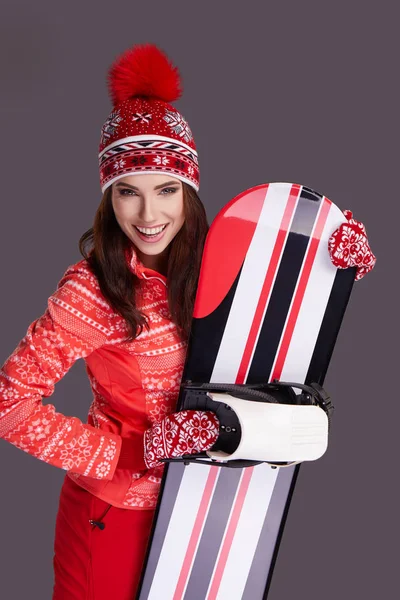 Bir snowboard studio tutan Kış elbise giyen kadın