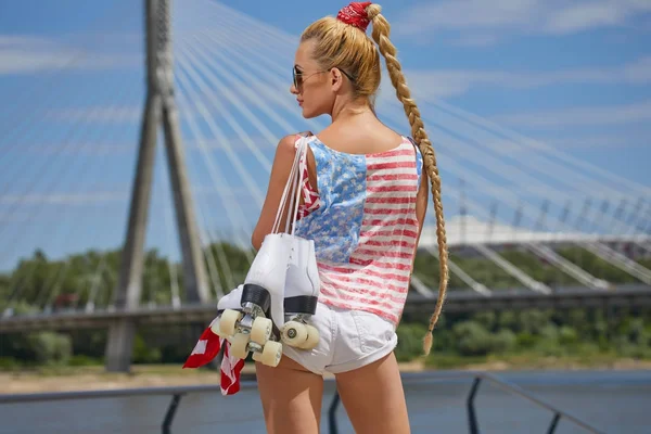 Bella giovane donna bionda con treccia sul ponte della città. La tassa — Foto Stock