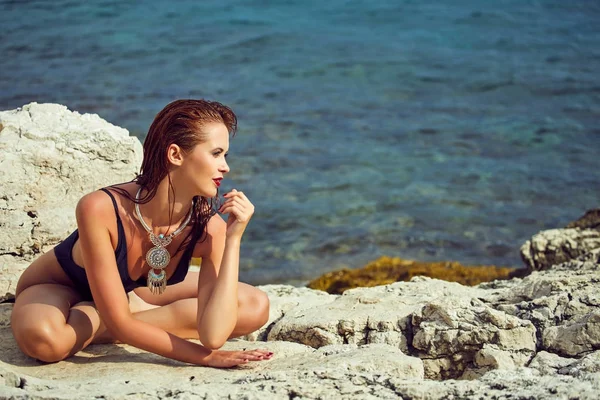 Sottile Donna Attraente Posa Acque Blu Della Spiaggia Del Mare — Foto Stock