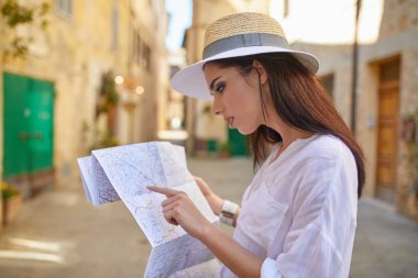 çekici kadın turist eski İtalyan kasabasında şapkalı