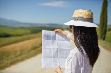 Kağıt harita doğru turist Rota bulma tutan kadın