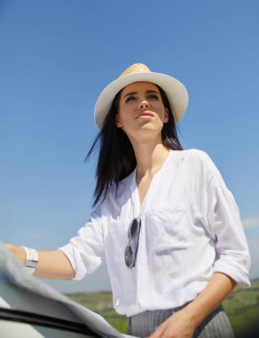 Genç kadın alanında bir araba ve kağıt harita okuma sırasında kayboldu