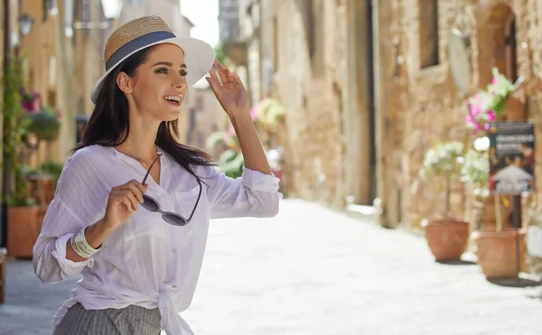 Mujer Atractiva Turista Con Sombrero Casco Antiguo Italiano — Foto de Stock