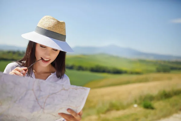 Mulher Segurando Mapa Papel Encontrar Direito Rota Turística — Fotografia de Stock