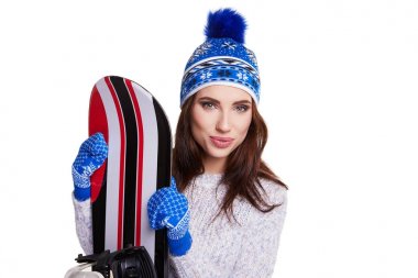 Bir snowboard studio tutan Kış elbise giyen kadın