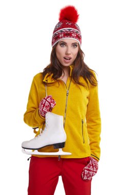 buz pateni çifti taşıyan genç gülümseyen