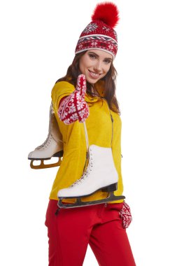 buz pateni çifti taşıyan genç gülümseyen