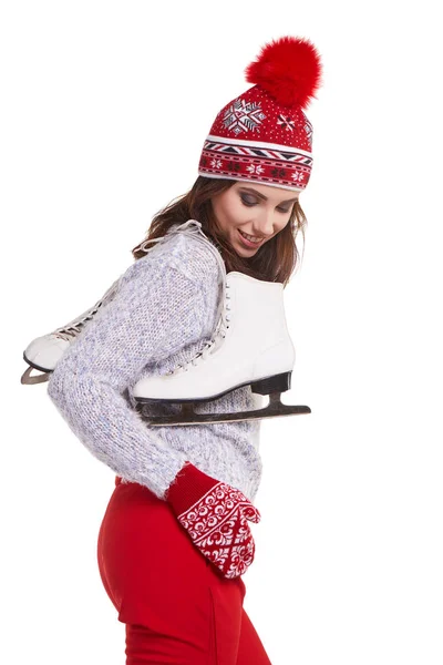 氷スケートのペアを運ぶ若い女性の笑みを浮かべてください — ストック写真