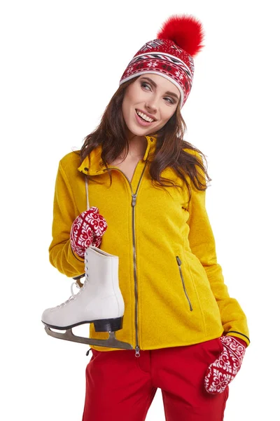 微笑的年轻妇女背着一双溜冰鞋 — 图库照片