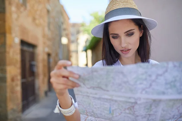 Viaggiatore Donna Vedere Sulla Mappa — Foto Stock