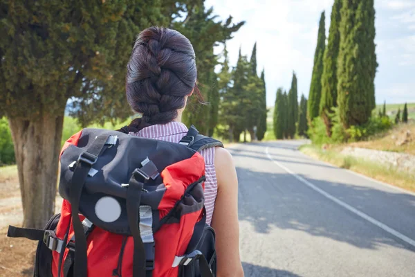 徒步旅行的女孩在路边搭便车 — 图库照片