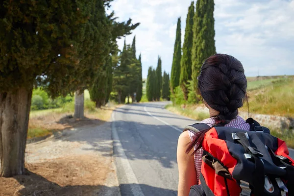 Turysta Dziewczyna Autostopem Przez Boczne Drogi — Zdjęcie stockowe