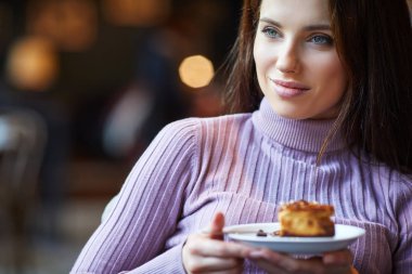 Güzel kadın café'de çikolatalı kek yeme