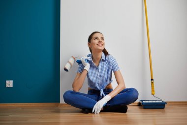 kadın ressam boyama sonra duvara yakın katta oturan portresi.