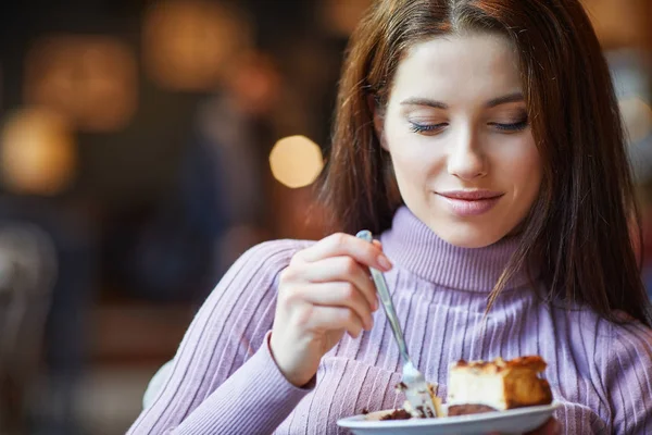 Schöne Frau Isst Schokoladenkuchen Café — Stockfoto