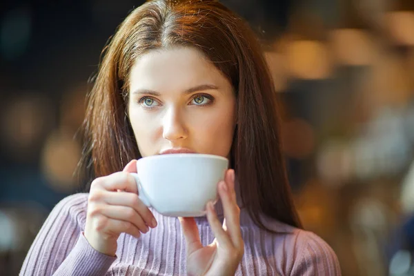 カフェでお茶を飲んでいる美しい若い女性 — ストック写真