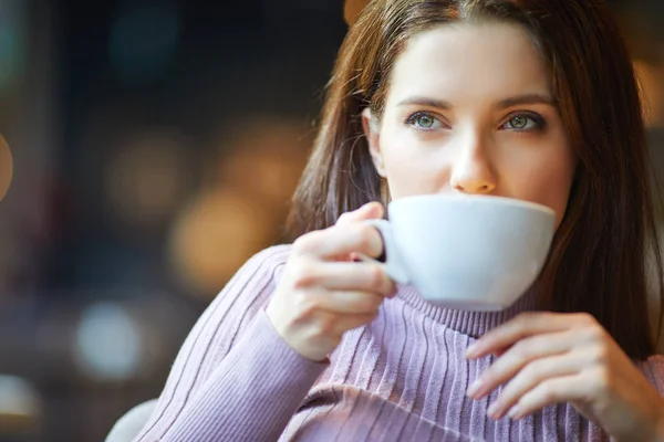 美丽的年轻女子 在咖啡馆里喝茶 — 图库照片