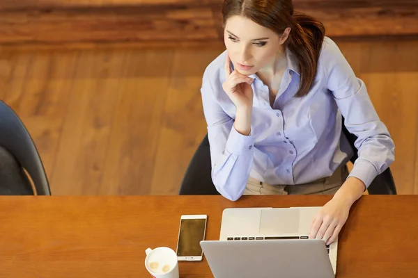 Vacker Ung Kvinna Med Laptop Som Arbetar Kontor — Stockfoto