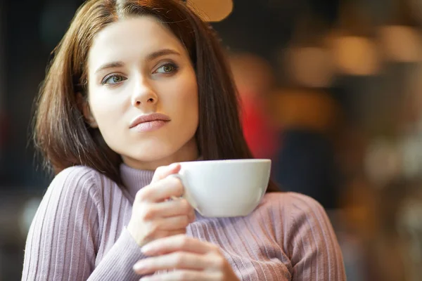 Gyönyörű Fiatal Egy Csésze Teával Egy Kávézóban — Stock Fotó