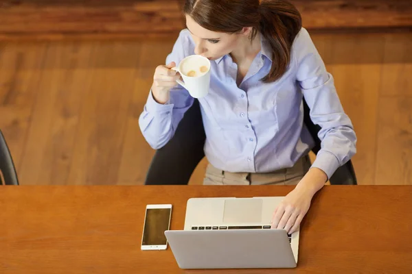 Bovenaanzicht Van Aantrekkelijke Business Dame Formele Kleding Werken Ontspannen Tijdens — Stockfoto