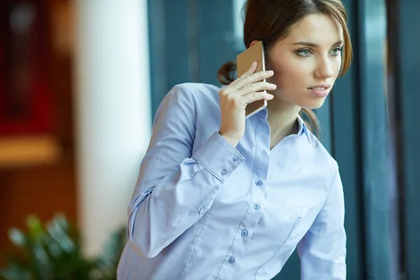 Portrait Young Businesswoman Talking Mobile Phone Office Hallway — Stock Photo, Image