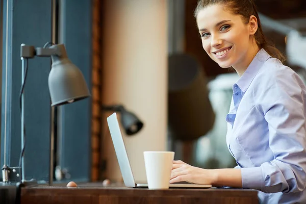 Mulher Bonita Jovem Com Laptop Trabalhando Escritório — Fotografia de Stock