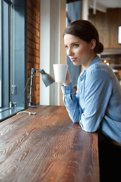 Menina Atraente Jovem Sentado Sozinho Perto Grande Janela Café Durante — Fotografia de Stock