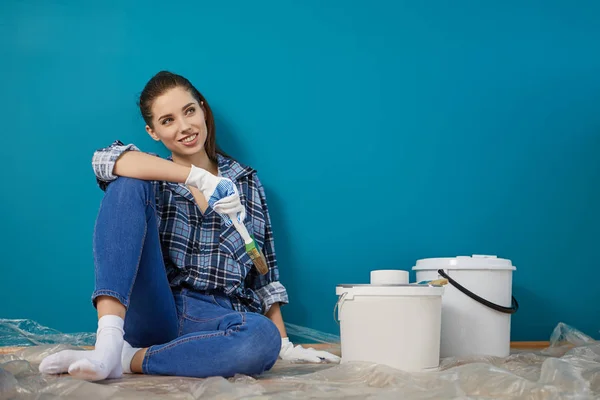 Feliz Hermosa Joven Mujer Haciendo Pintura Pared —  Fotos de Stock