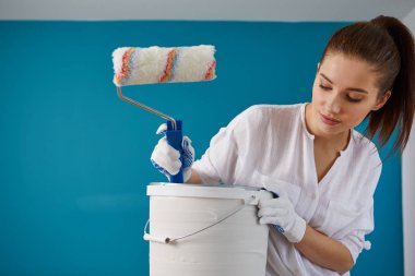 parlak güzel ev kadını evde boyama resmi