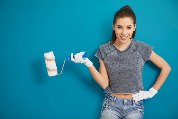 Brünette Mädchen Mit Ein Pause Während Renovierung Zuhause — Stockfoto