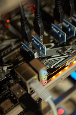 Cryptocurrency arka plan (araştırma sondaj platformu), yakın çekim için dijital cryptocurrency bitcoin, ethereum ve diğer altcoins gibi benim için GPU incelemesi teçhizat makine için dizinin.