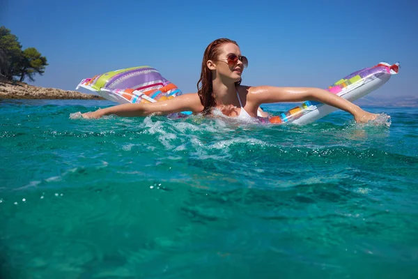 Femme Heureuse Bikini Couchée Sur Lit Air Dans Mer Océan — Photo