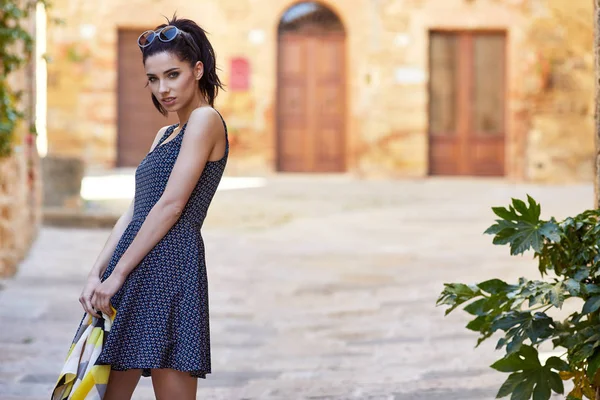 Mulher Bonita Vestido Verão Andando Correndo Alegre Alegre Sorrindo Toscana — Fotografia de Stock