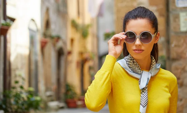 Aantrekkelijke Vrouw Toerist Oude Italiaanse Stad — Stockfoto