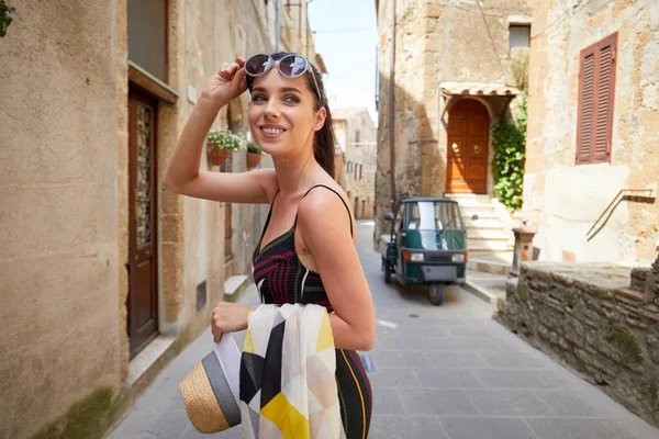 Aantrekkelijke Vrouw Toerist Oude Italiaanse Stad — Stockfoto