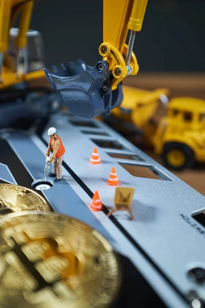 Ein Kleiner Bergmann Gräbt Auf Einer Grafikkarte Mit Goldmünze Bitcoin — Stockfoto