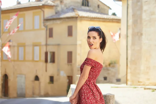 Aantrekkelijke Vrouw Toerist Oude Italiaanse Stad — Stockfoto