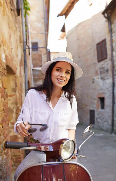 Junge Schöne Italienerin Sitzt Auf Einem Italienischen Motorroller — Stockfoto